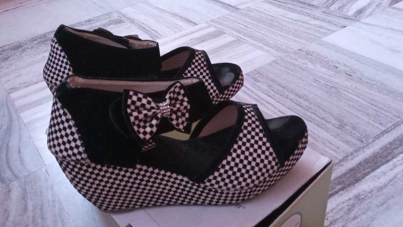 Checkered Bow Wedge Sandals