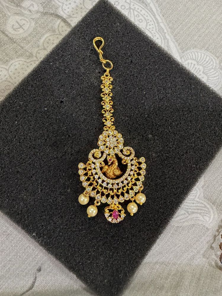 Elegant Maang Tikka with Pearls