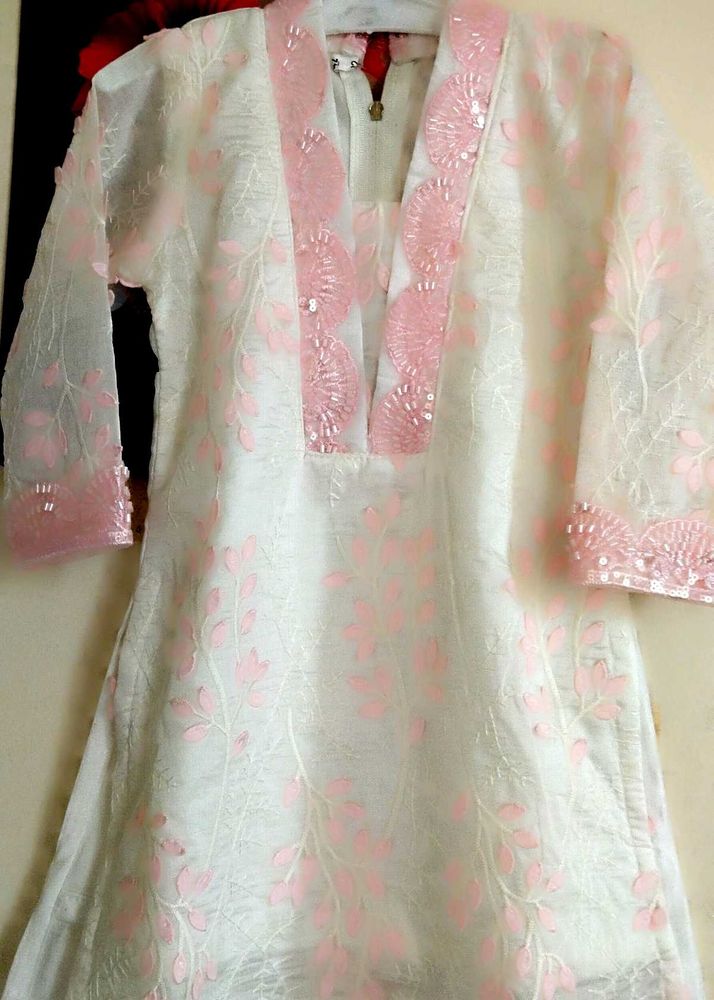 Elegant White &amp; Pink Embroidered Kurta