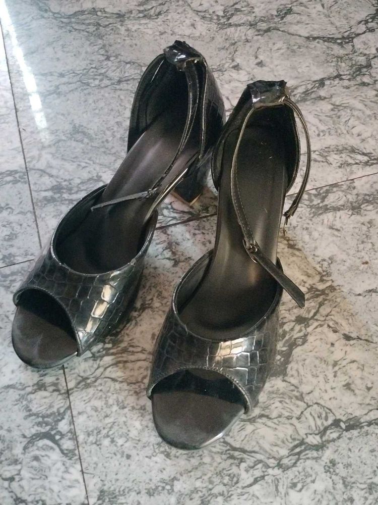 Chic Black Croc Embossed Heels