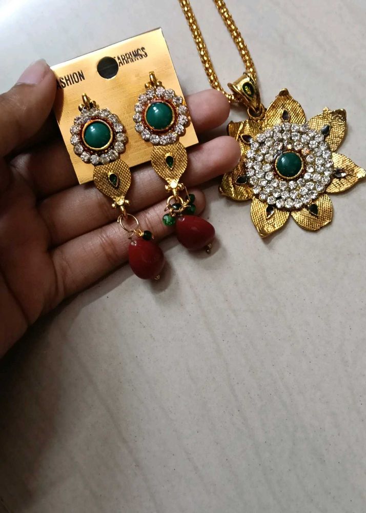 Stunning Gold Tone Necklace &amp; Earrings Set