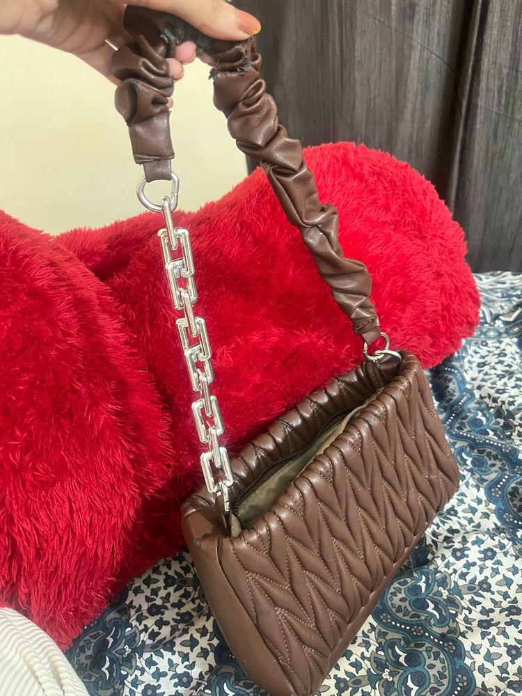 Chic Quilted Shoulder Bag with Chain Detail