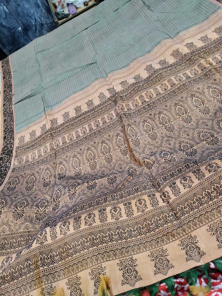 Elegant Paisley Print Saree