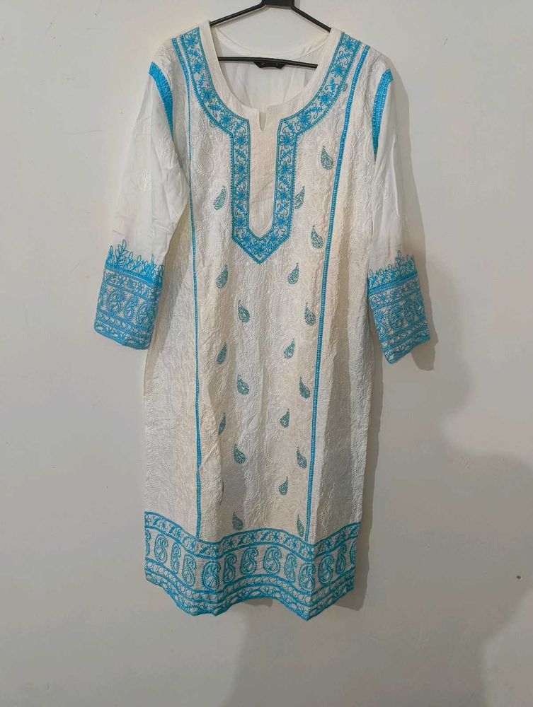 Embroidered chikankari kurta set (Absolutely New)