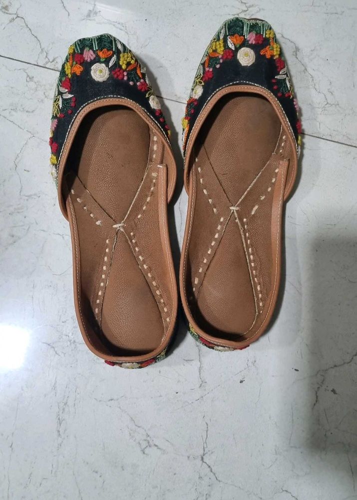 Embroidered Jutti Flats