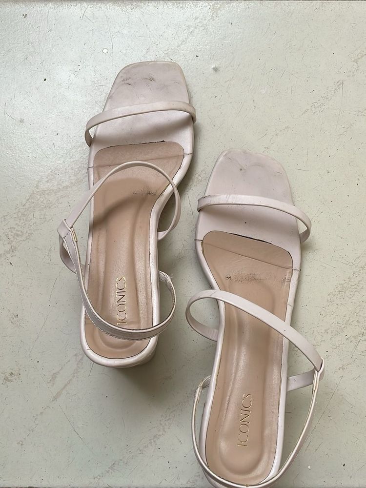 Baby peach heels 💕