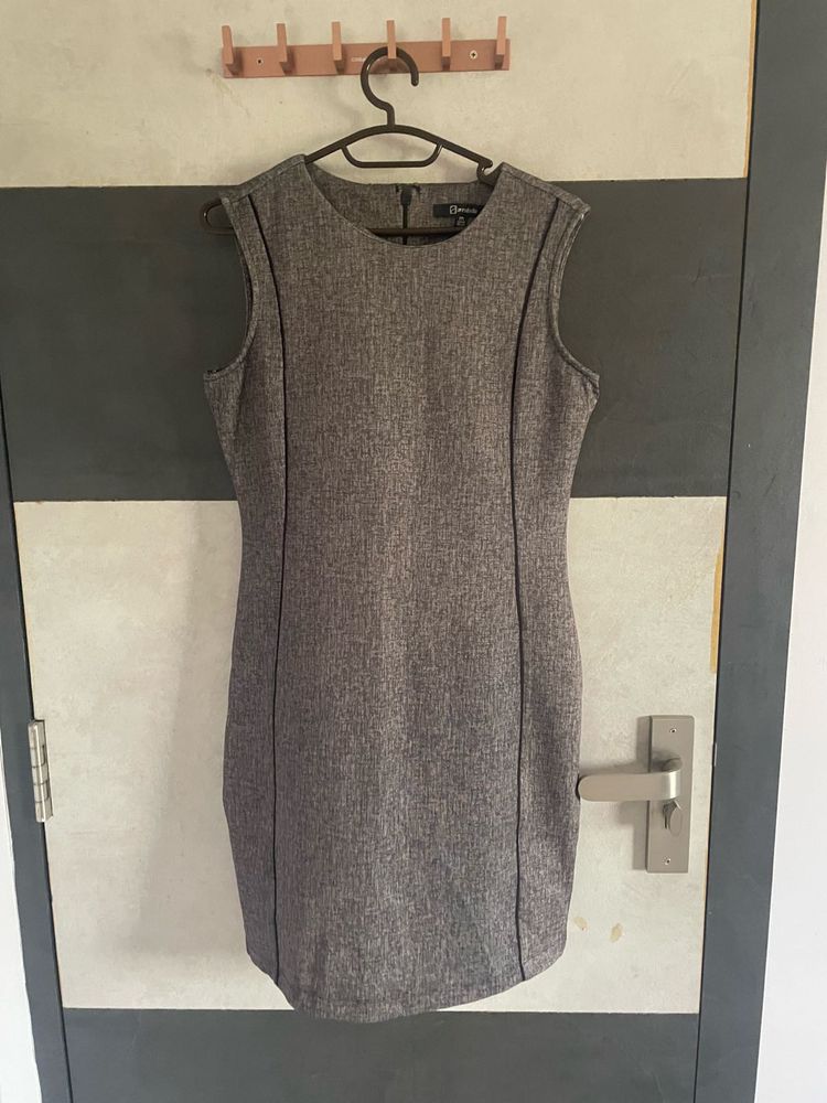 Sleeveless Grey Formal Sheath Dress