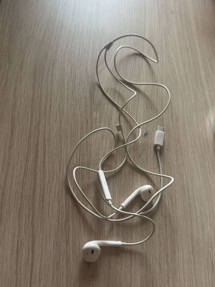 Apple Wired Earphone  USB-C Connector