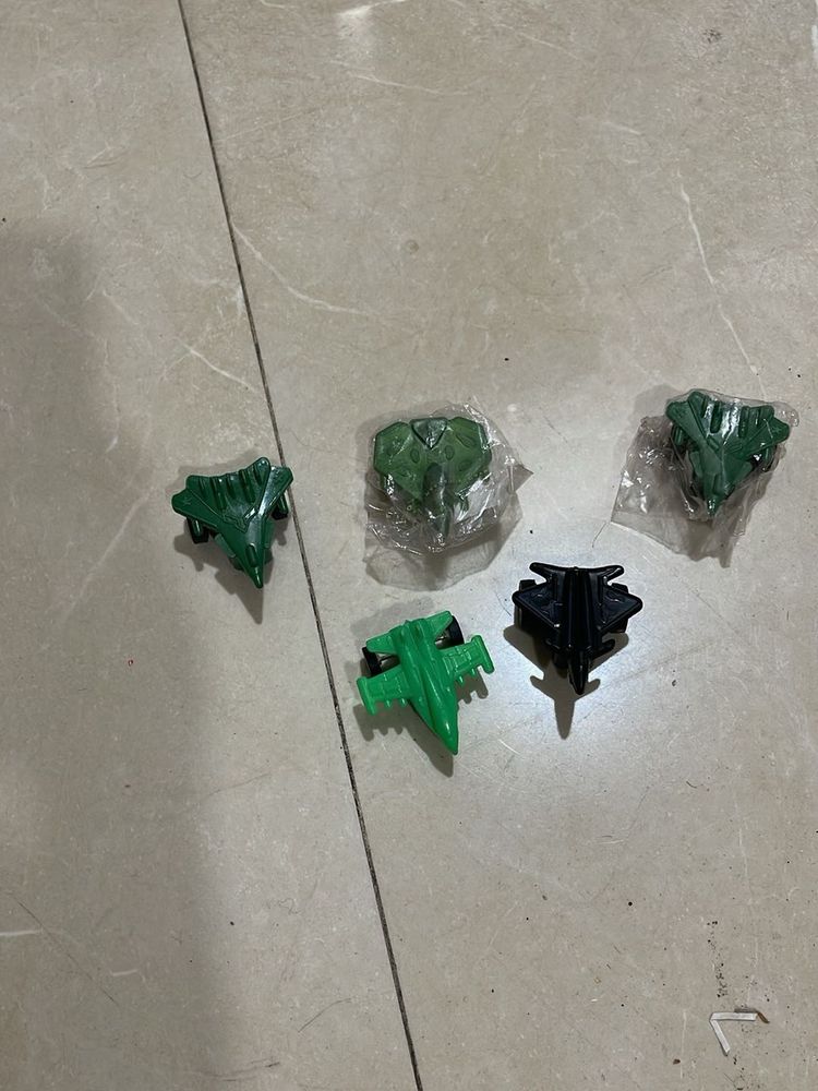 5  Mini Plastic Toy Fighter Jets 25 Cars