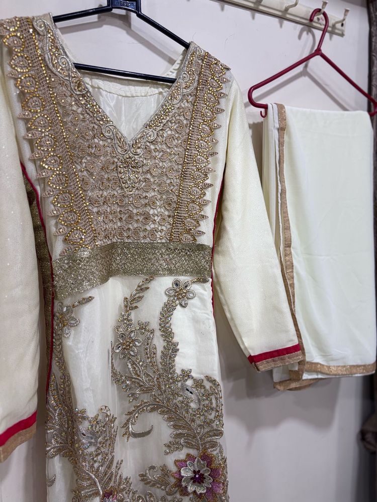Elegant White Kurta Set with Intricate Embellishme