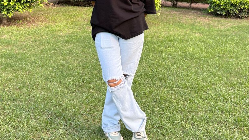 Light Wash Ripped Jeans ✨