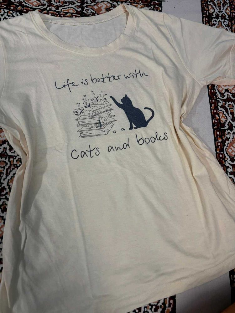 Cute Cat &amp; Books Graphic Tee
