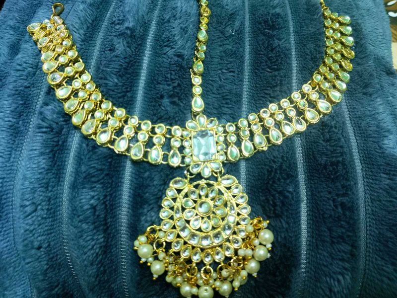 Exquisite Kundan Maang Tikka with Pearls