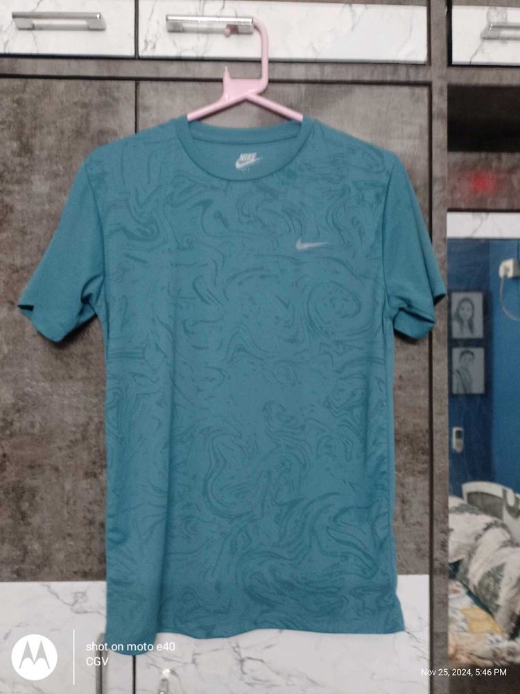 Nike T-Shirt Size-Medium