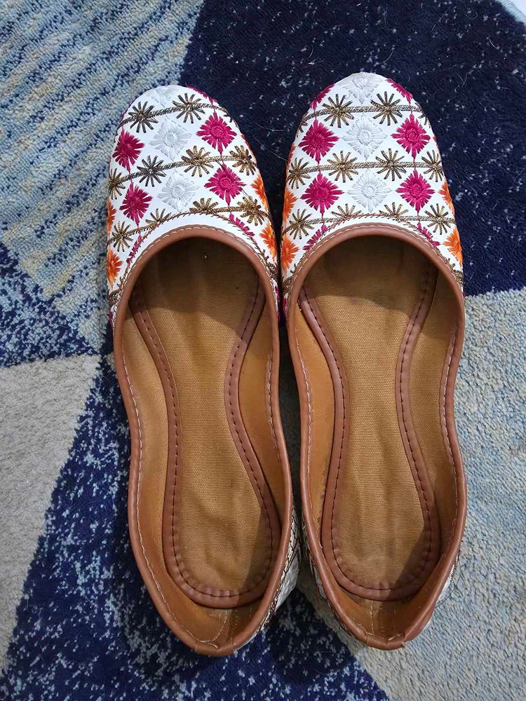 ✨️Embroidered Jutti Flats✨️