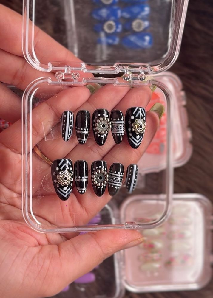 Navratri Black Press-On Nails