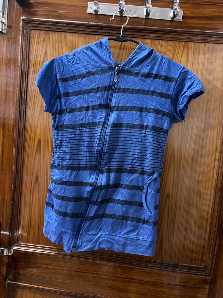 Zip tshirt with Cap for girls
