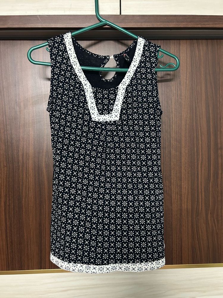 ✨ Stylish Sleeveless Printed Top ✨