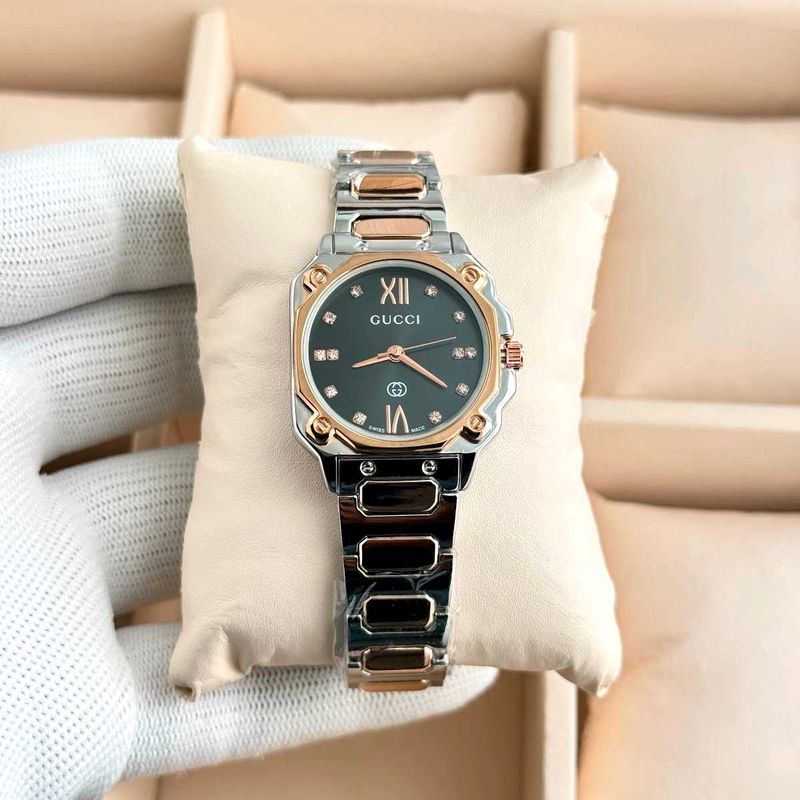 Gucci Watch - Elegant &amp; Stylish