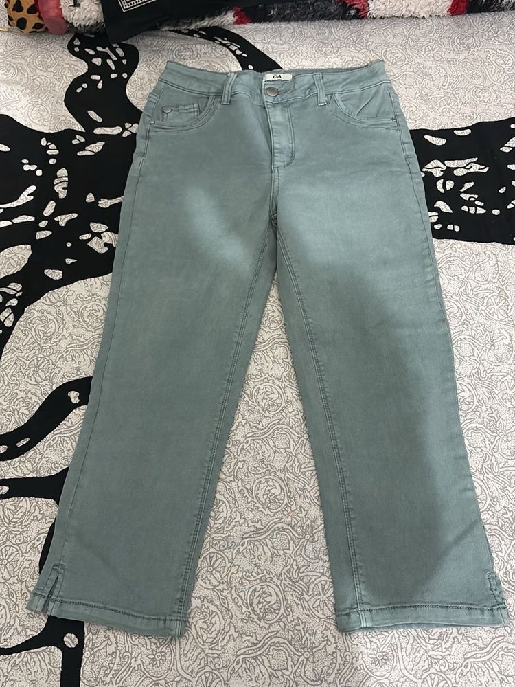 Stylish Women's Cropped Jeans