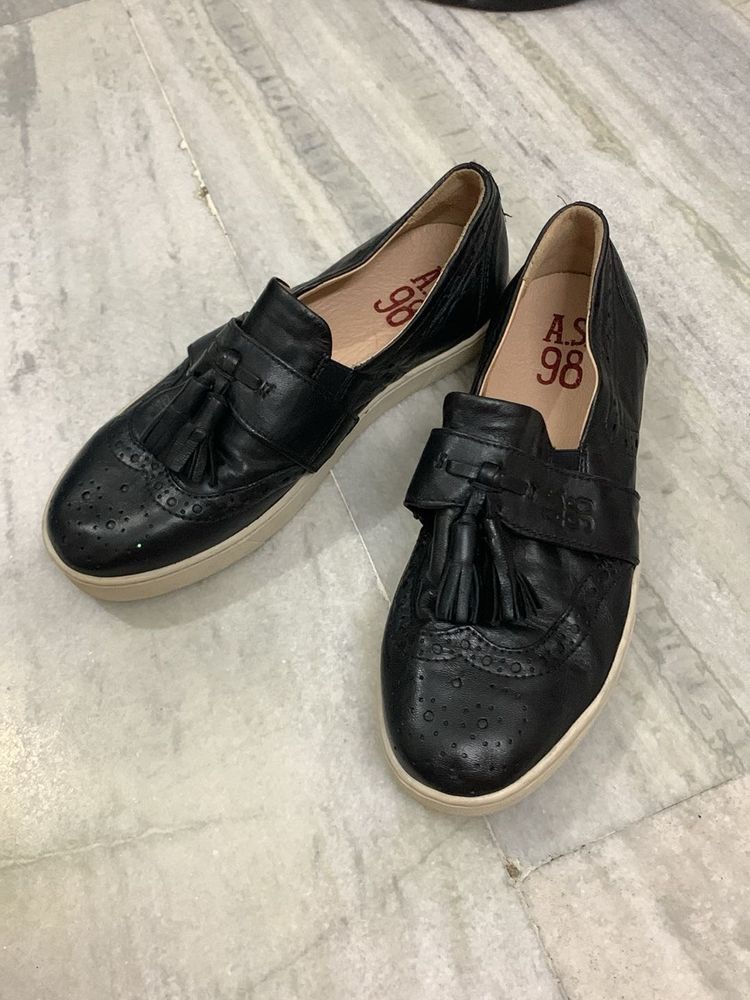 Stylish Black Leather Loafers with Tassel