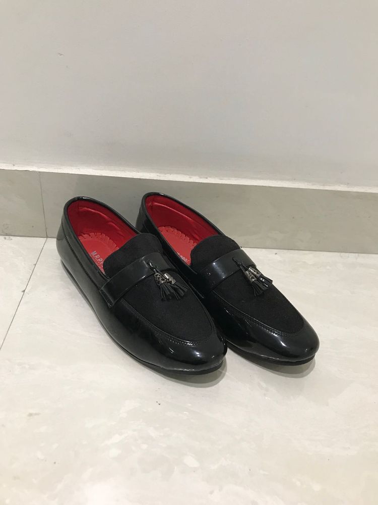 Stylish Black Loafers with Tassel Detail