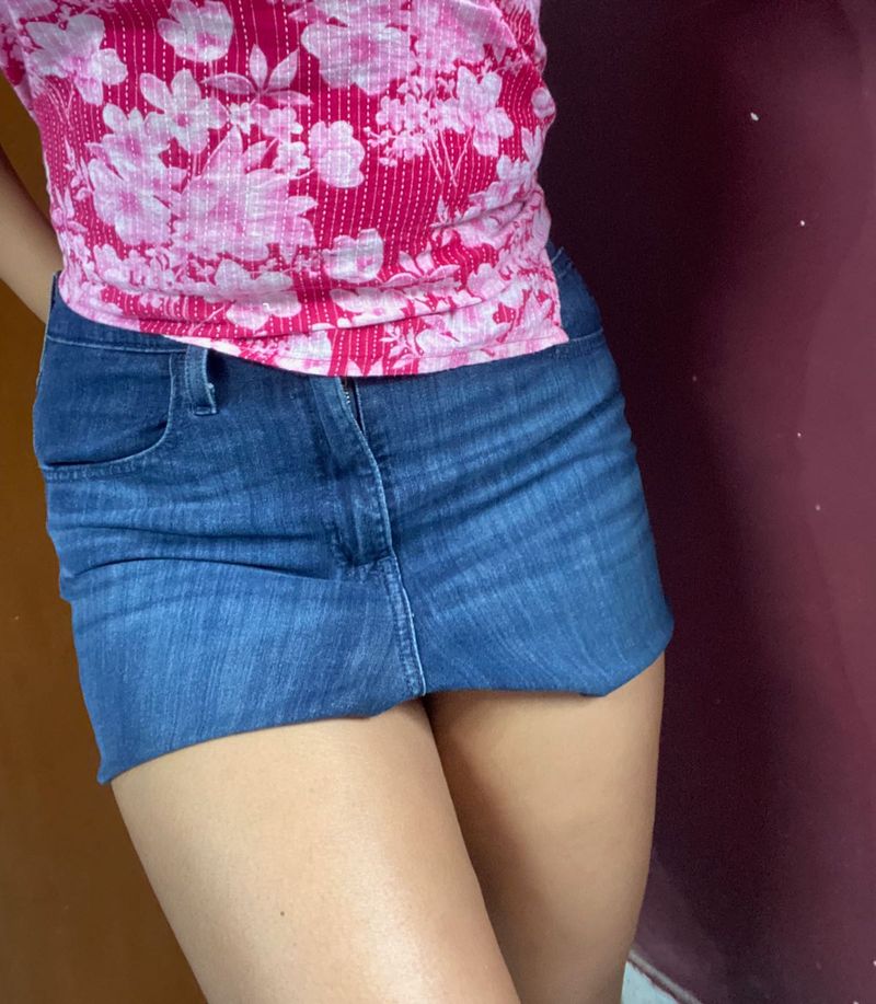 Levi’s mini skirt