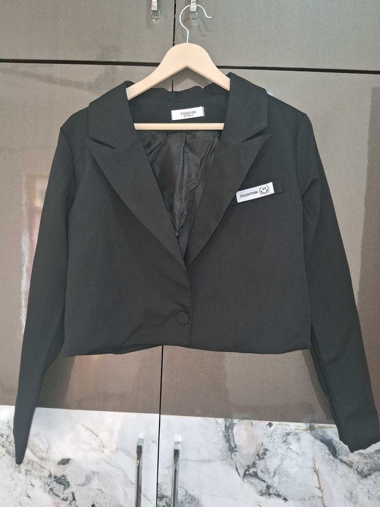 Chic Cropped Black Blazer