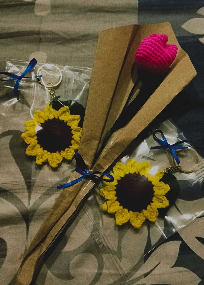 Crochet Tulip Boutique And Sunflower Keychains🌻🌷