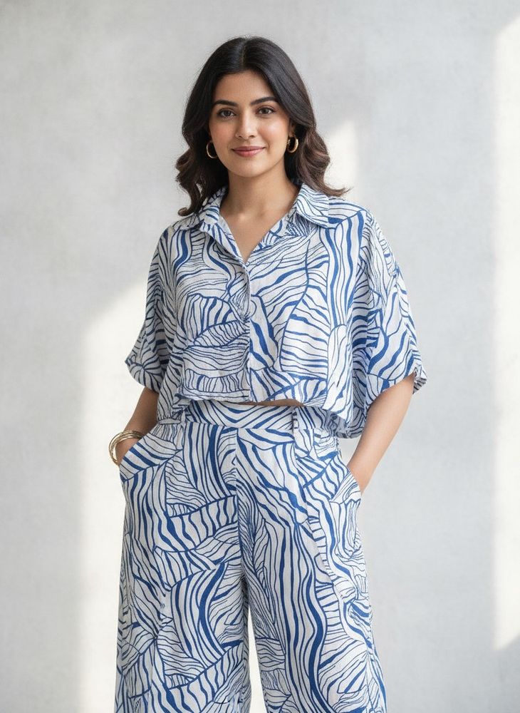 Blue &amp; White Abstract Leaf Print Cropped Shirt