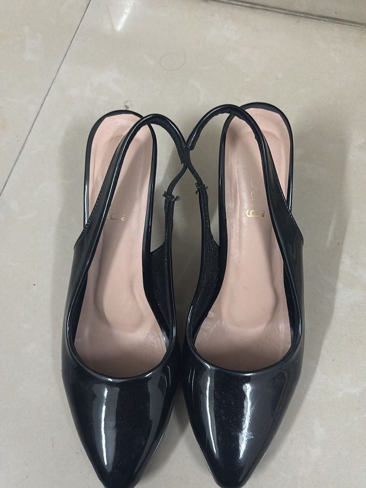 Women Pointed Toe Kitten Pumps