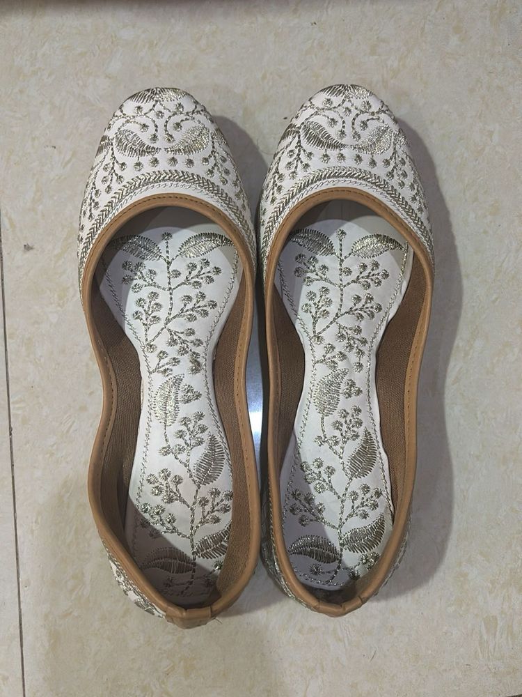 Embroidered Juttis