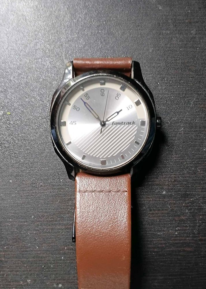 Mens fastrack analog watch, brown strap old money