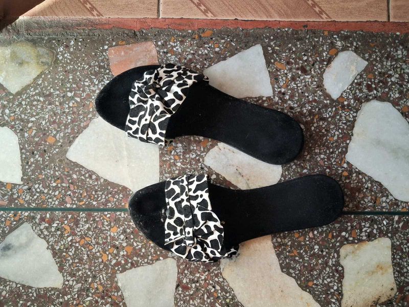 Stylish Black &amp; White Leopard Print Slides