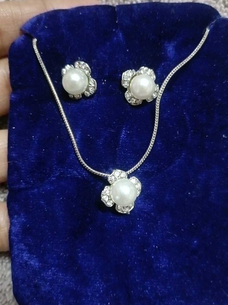 Pearl and Crystal Flower Jewelry Set