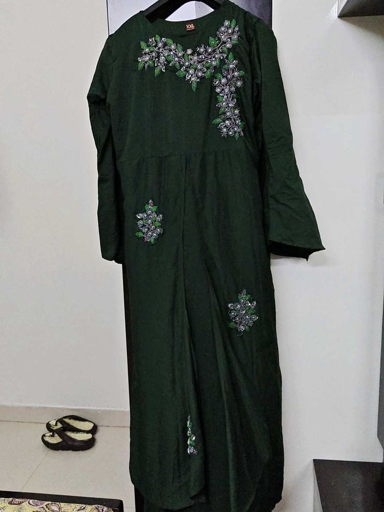 Elegant Green Kurta with Floral Embroidery and pat