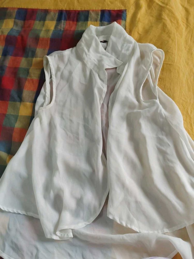 Elegant White Sleeveless Collared Top
