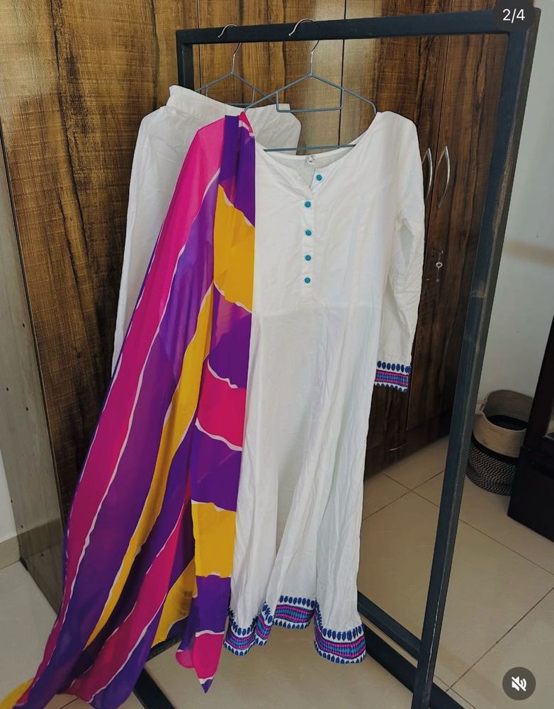 Elegant White Kurta Set with Vibrant Dupatta