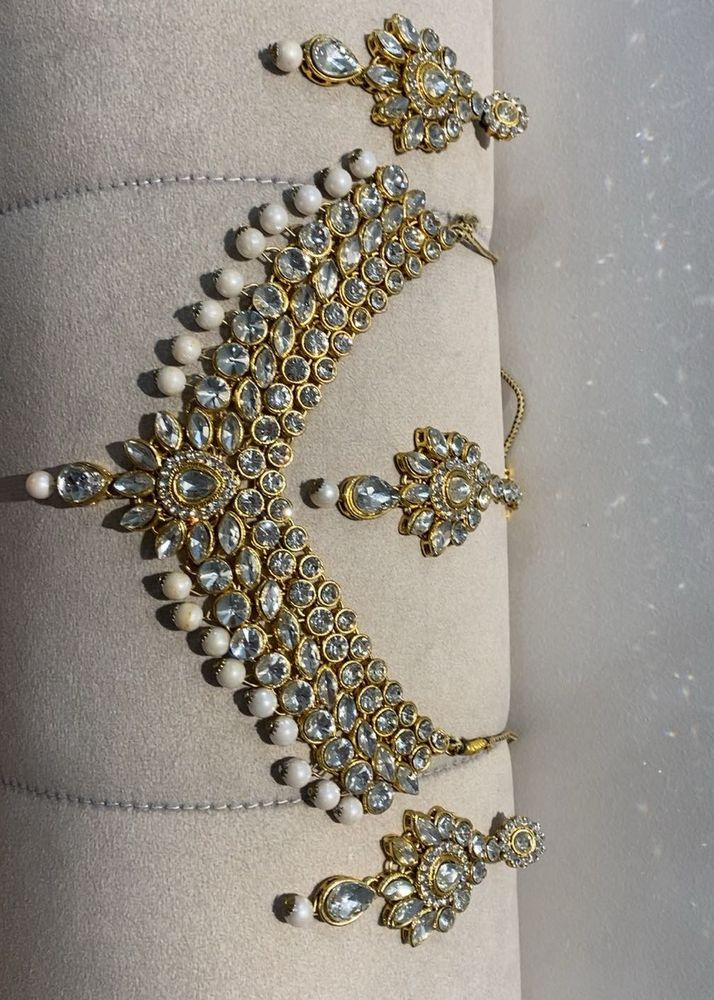 Exquisite Kundan &amp; Pearl Jewellery Set