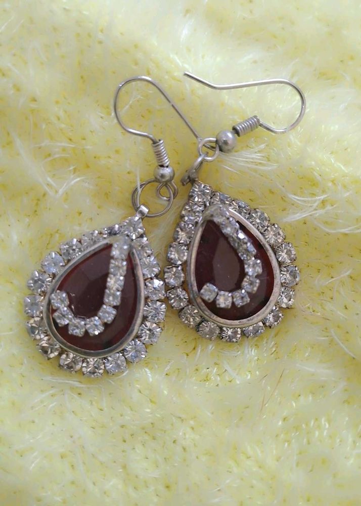 V shape neckpiece and drop earrings