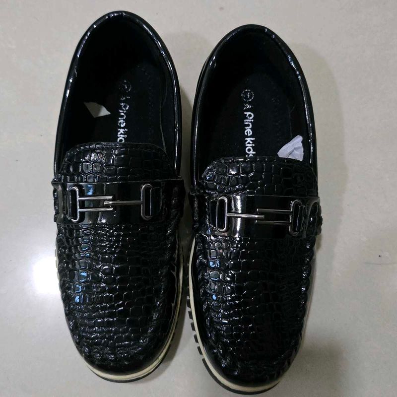 Boys Black Textured Loafers