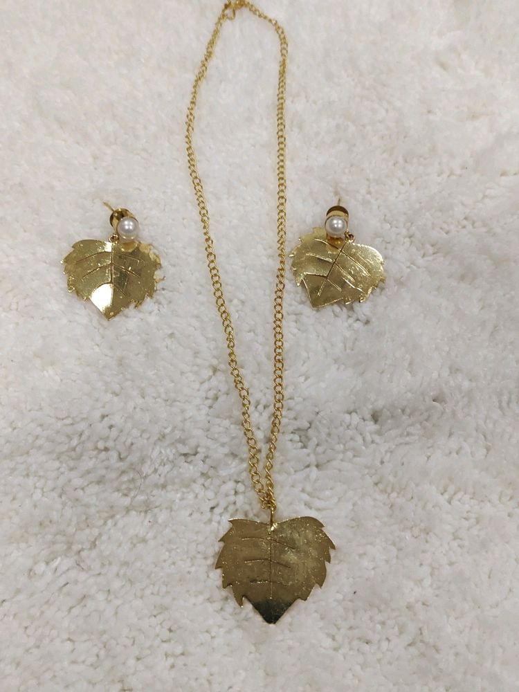 Chain , Pendant And Earing Set