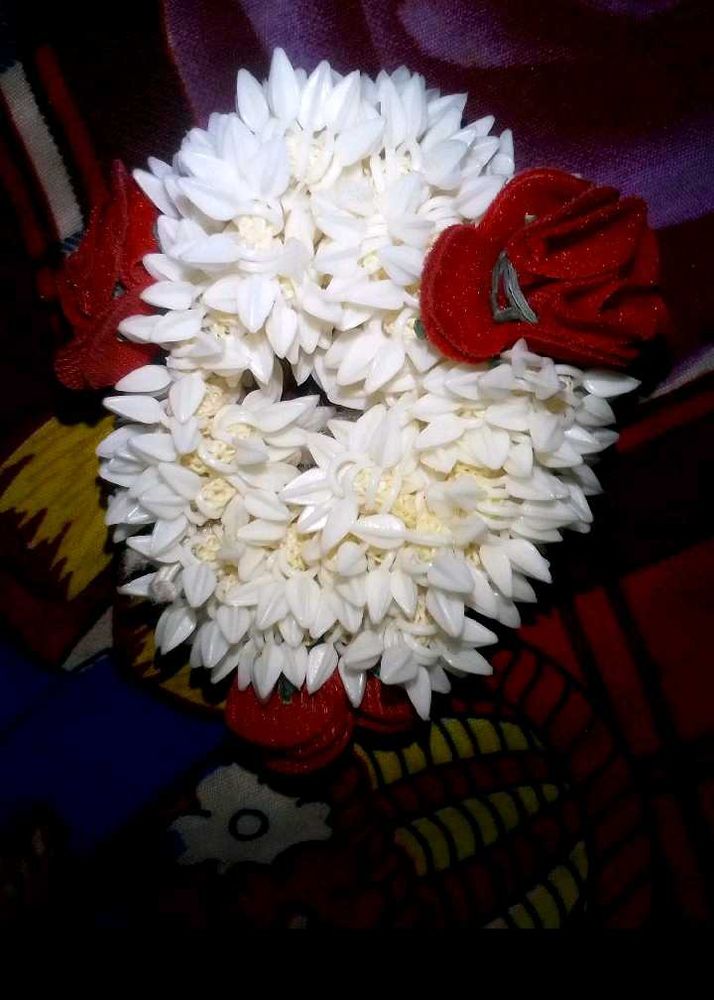 Elegant White Floral Garland with Red Accents
