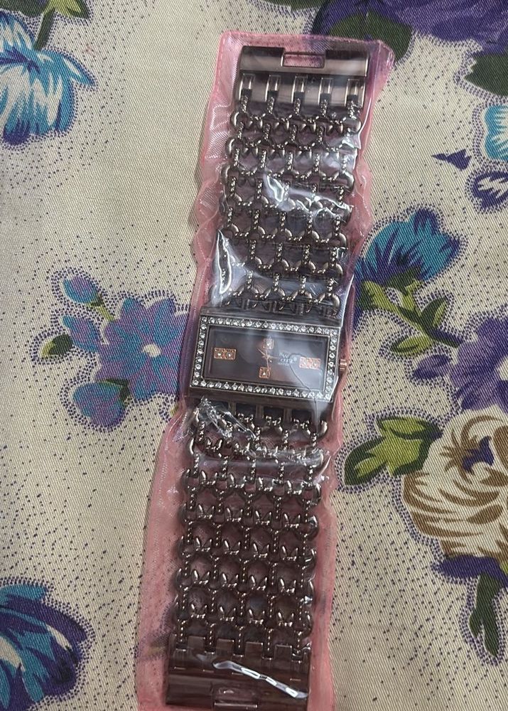 Elegant Women's Watch with Crystal Embellishments