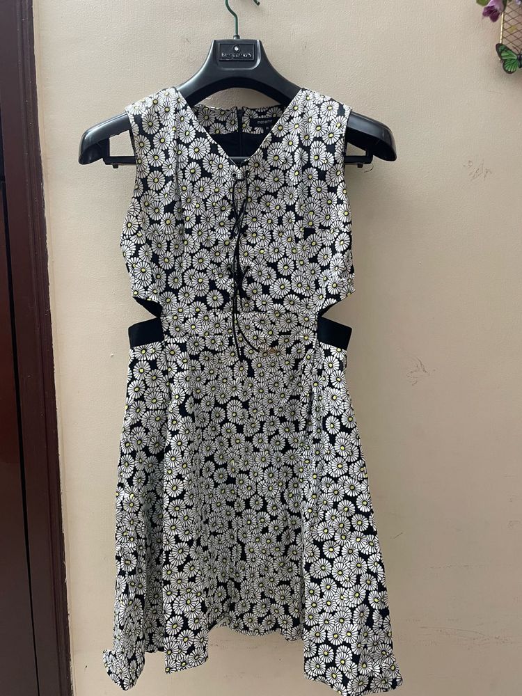 Chic Daisy Print Cut-Out Dress