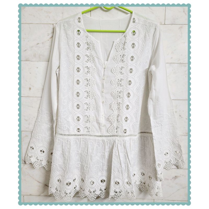 🎈NEW🎈White Embroidered Top