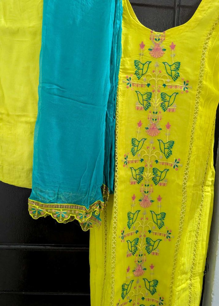 Yellow Embroidered Kurta Set with Blue Dupatta | M