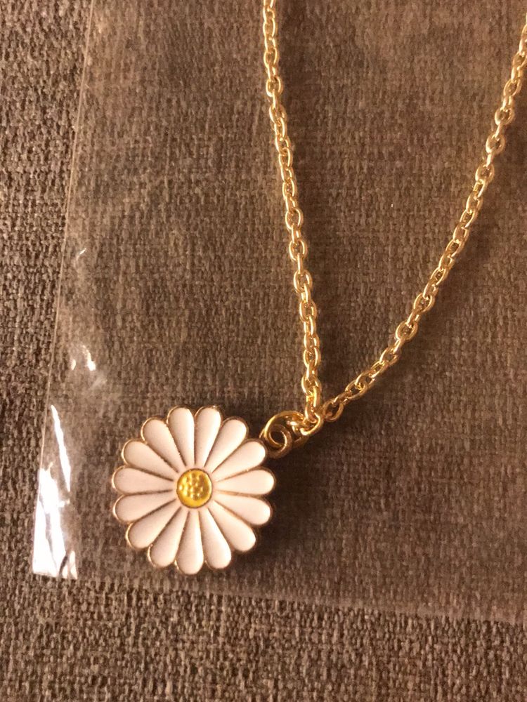 White Daisy Pendant With Gold Chain