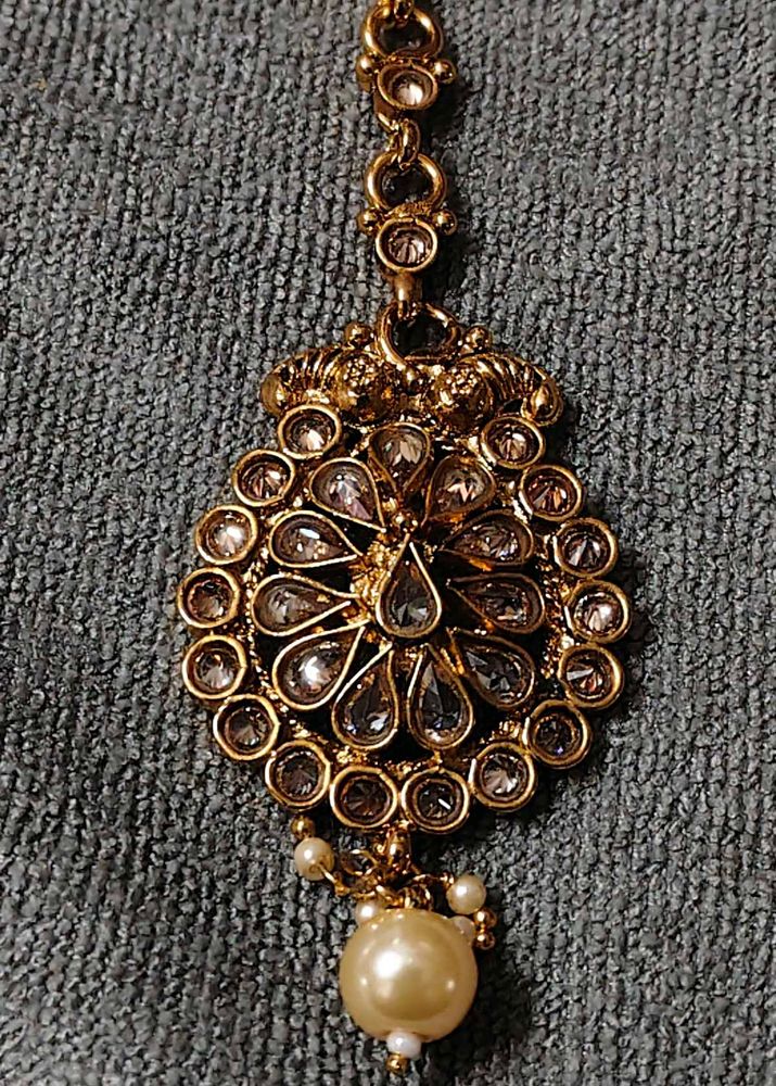 Exquisite Gold Maang Tikka with Pearls