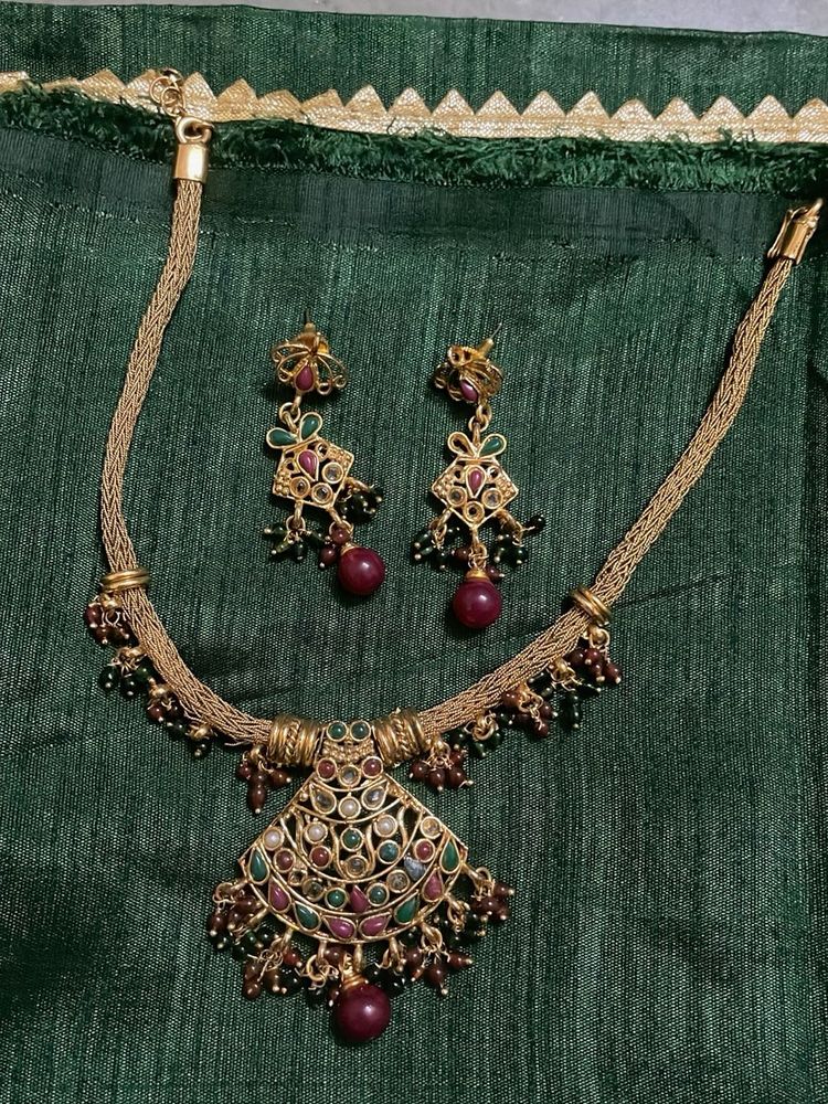 Exquisite Gold-Toned Necklace &amp; Earring Set